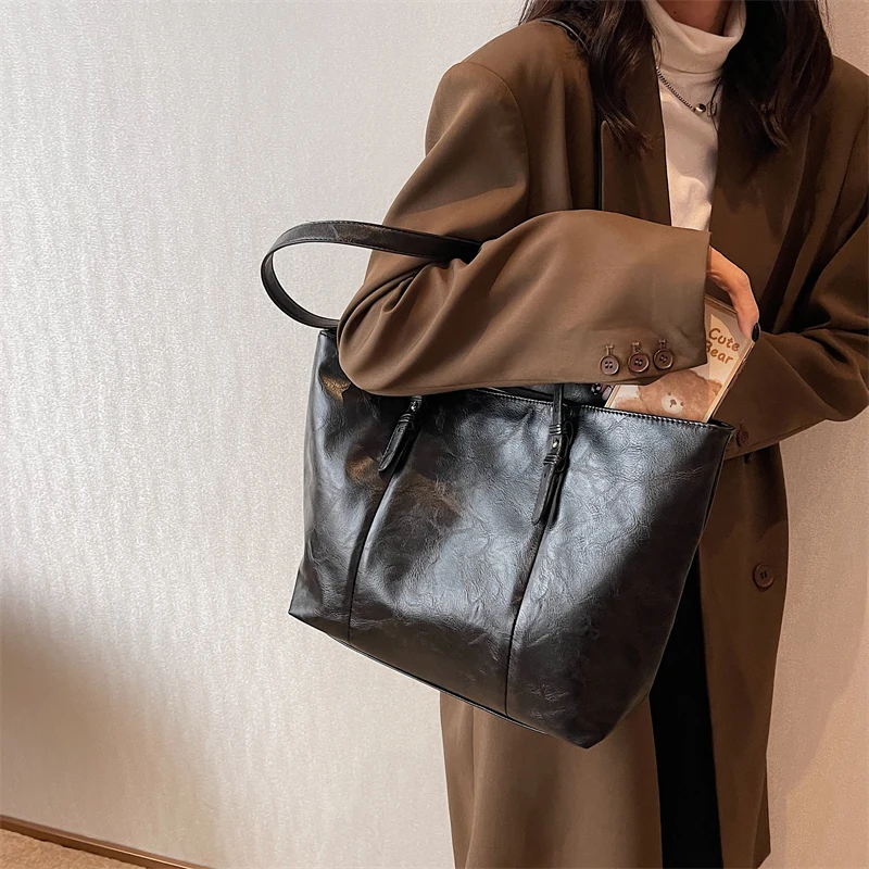2022 New PU Leather Solid Shoulder Bags Large Capacity Black Totes For Women Classic Elegant Handbags Simple Packages