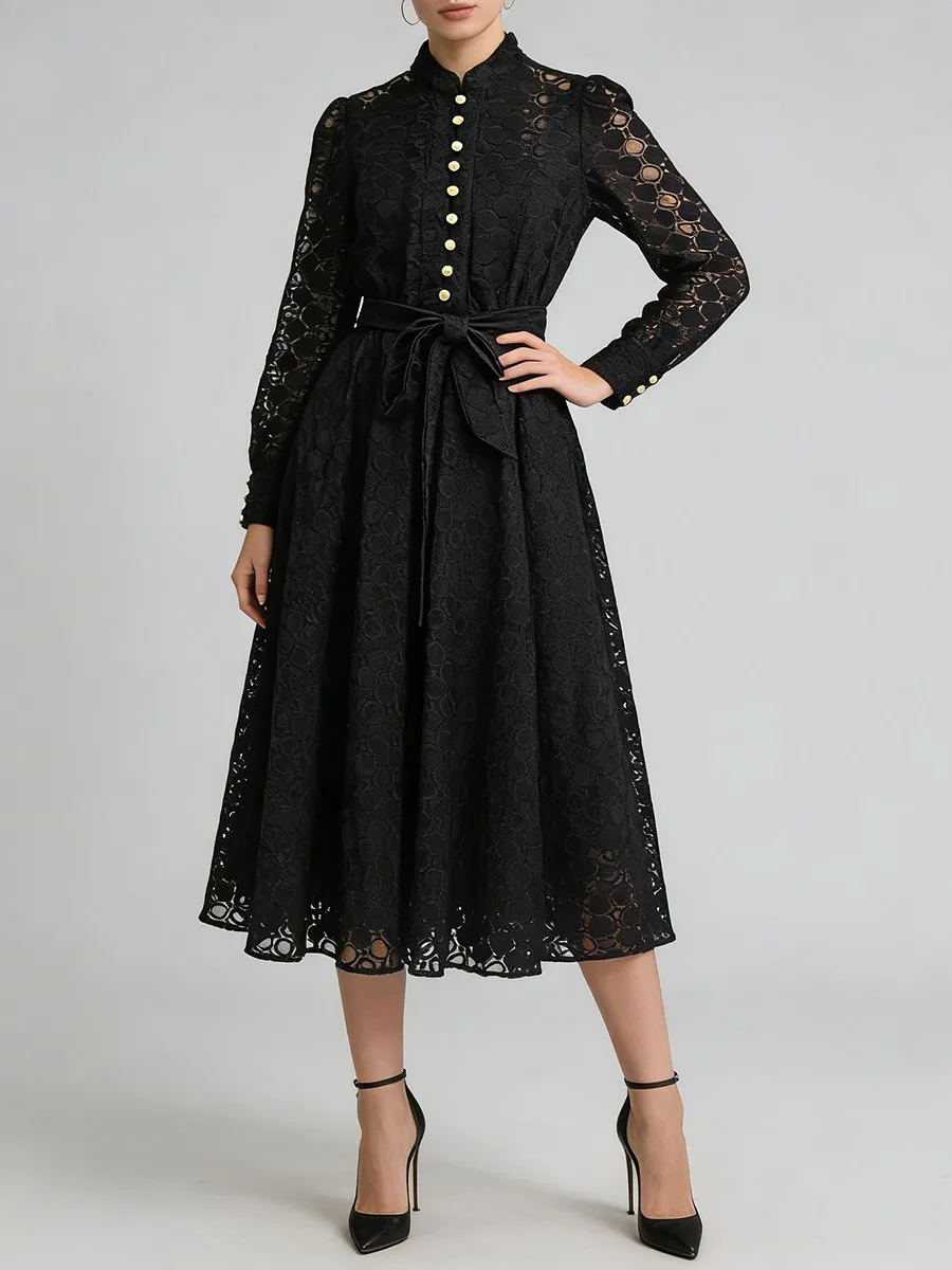 Фото Женское минималистичное платье TWOTWINSTYLE с прозрачными вставками и волнообразным узором, круглым вырезом, длинными рукавами и пуговицами в стиле пэчворк №4