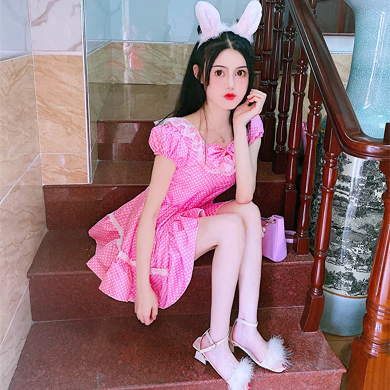 Женское летнее розовое платье с пышными рукавами и кружевной оборкой