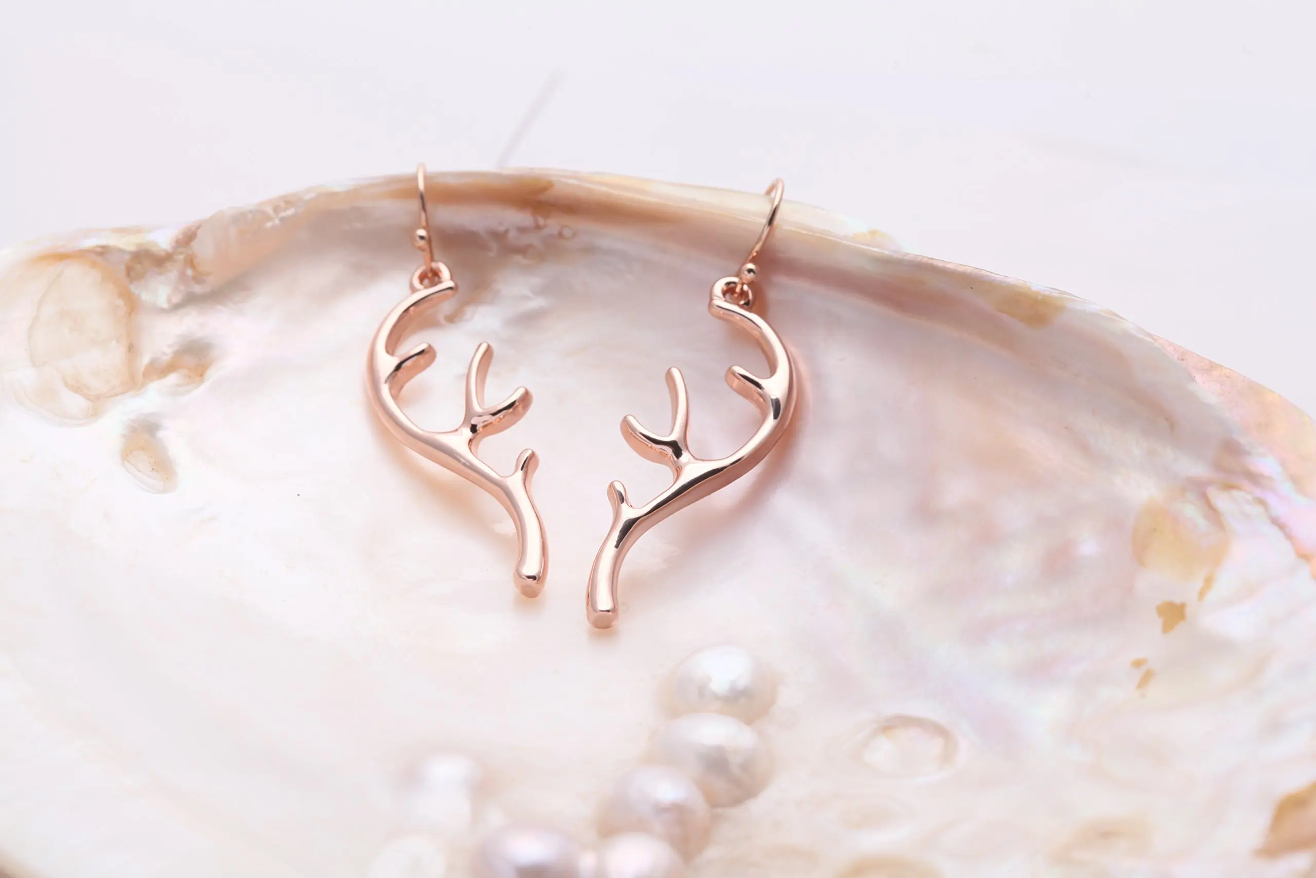 Женские серьги-подвески с оленем