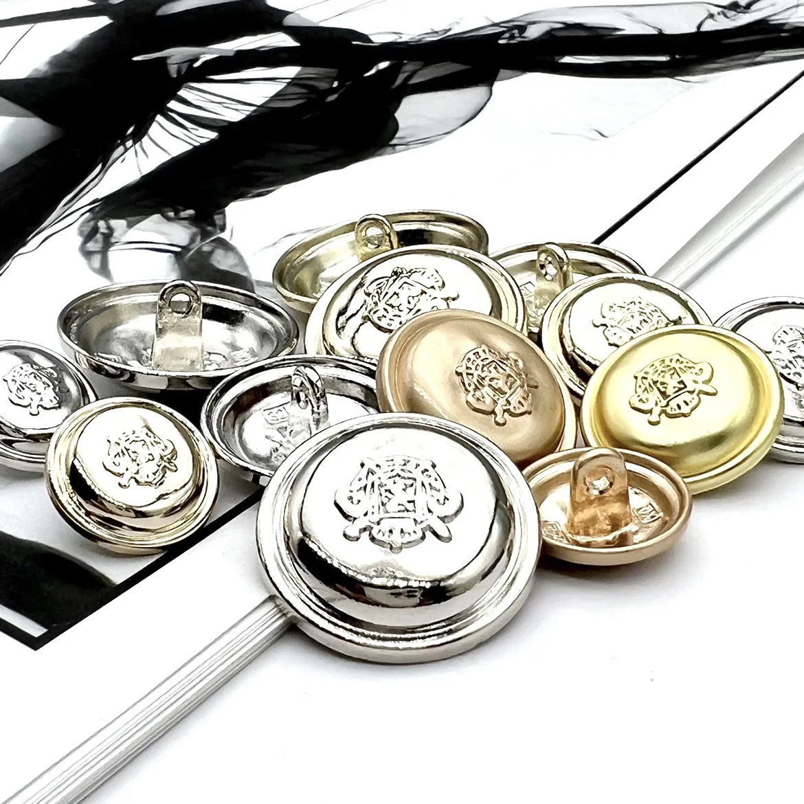 Модные круглые металлические пуговицы для винтажного консервативного пальто