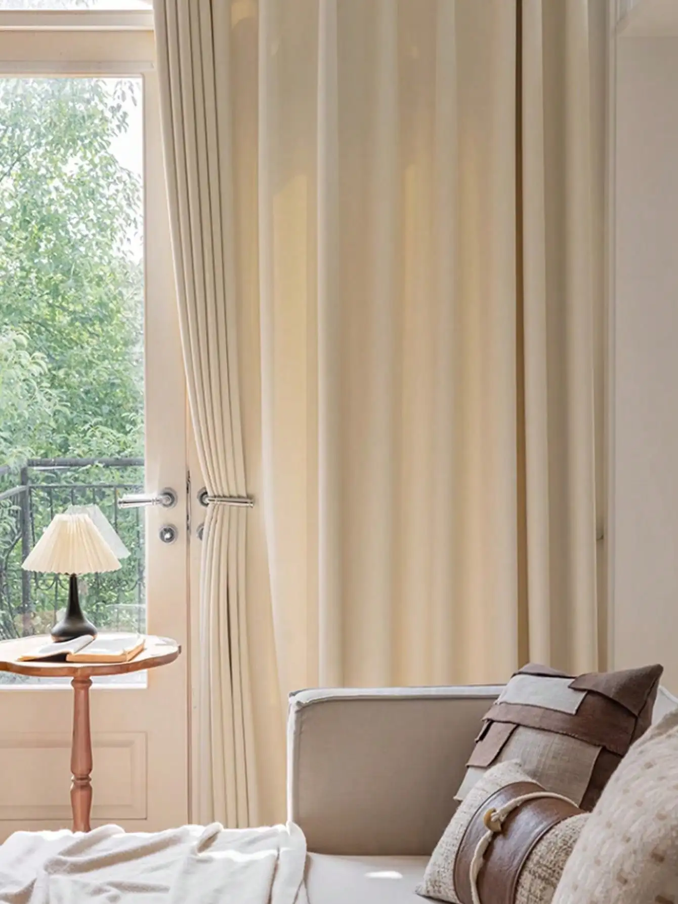 Светонепроницаемые занавески сплошного цвета в современном простом стиле