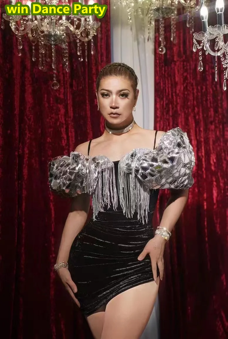 Женское приталенное платье на бретельках с цепочкой и кисточками |