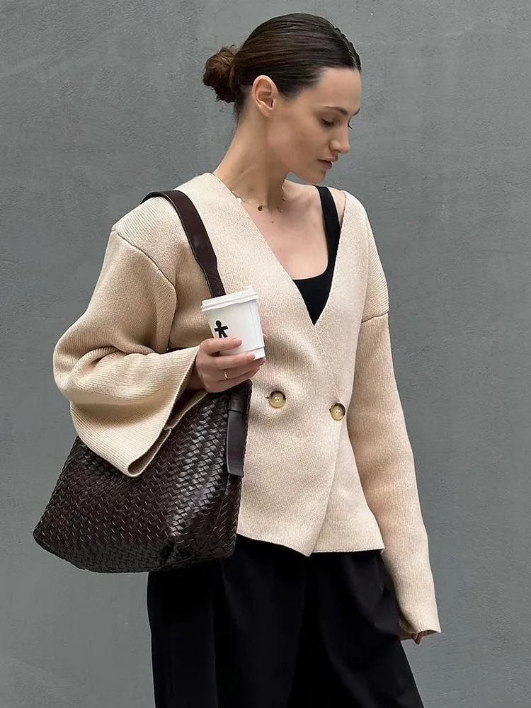 Рисунок 3 - Женский вязаный кардиган с V-образным