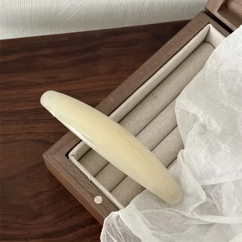 Французские акриловые заколки