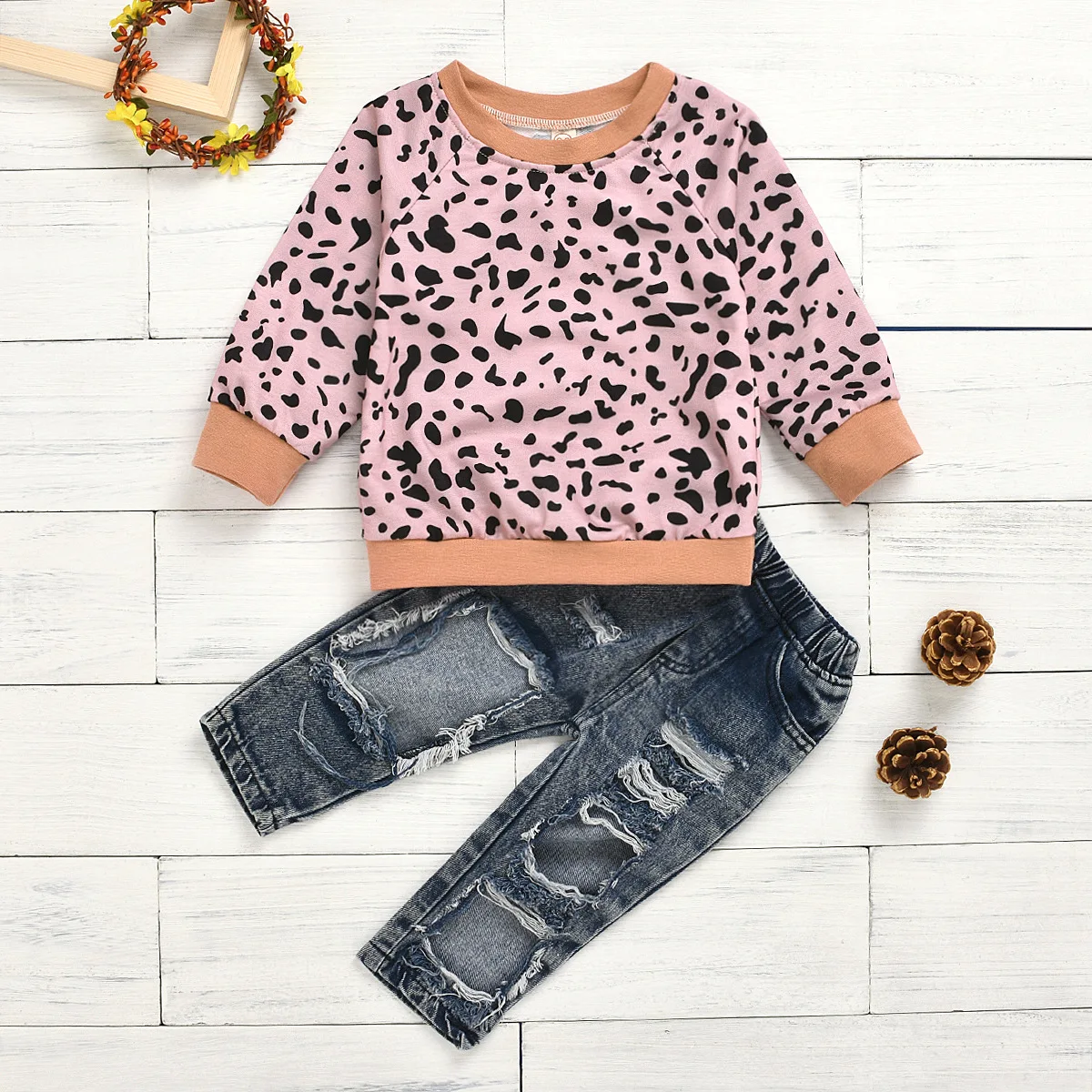 

Комплект одежды для маленьких девочек, пуловер с длинным рукавом и круглым вырезом с леопардовым принтом для девочек, рваные джинсовые брюк...