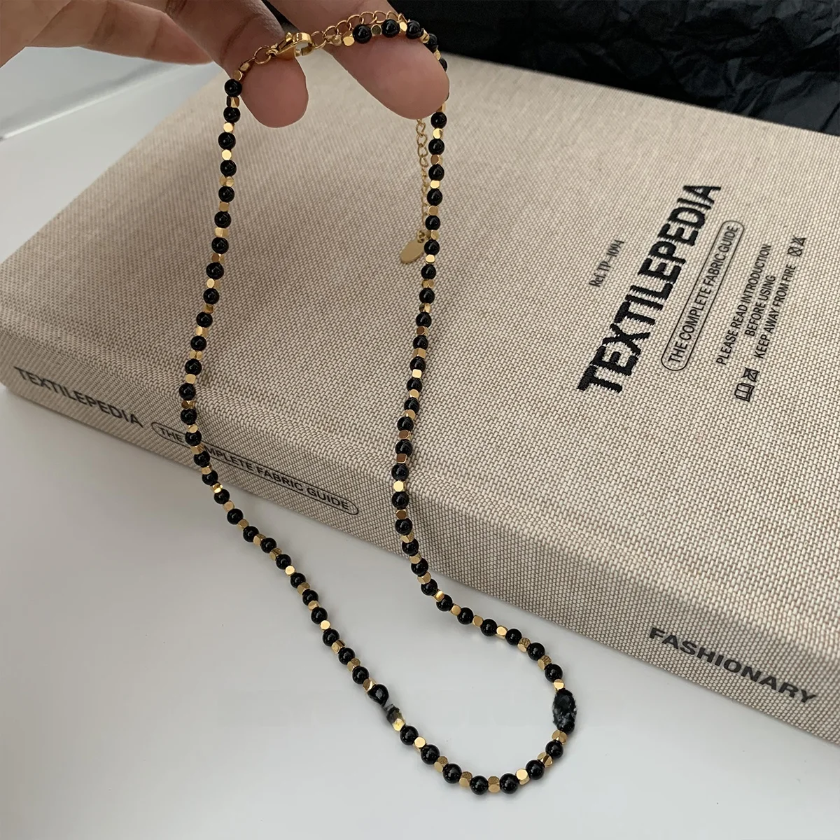 Different French sle Light Luxury Retro Black Pearl Gold Square High Sense Choker Women Fashionable Necklace E45