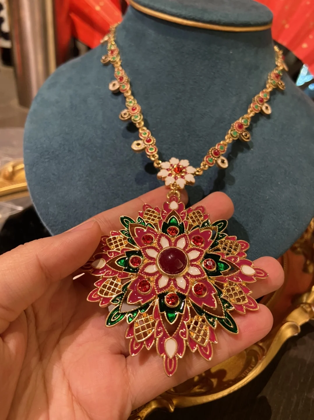 

Luxury exquisite vintage senior ladies relief enamel enamel necklace