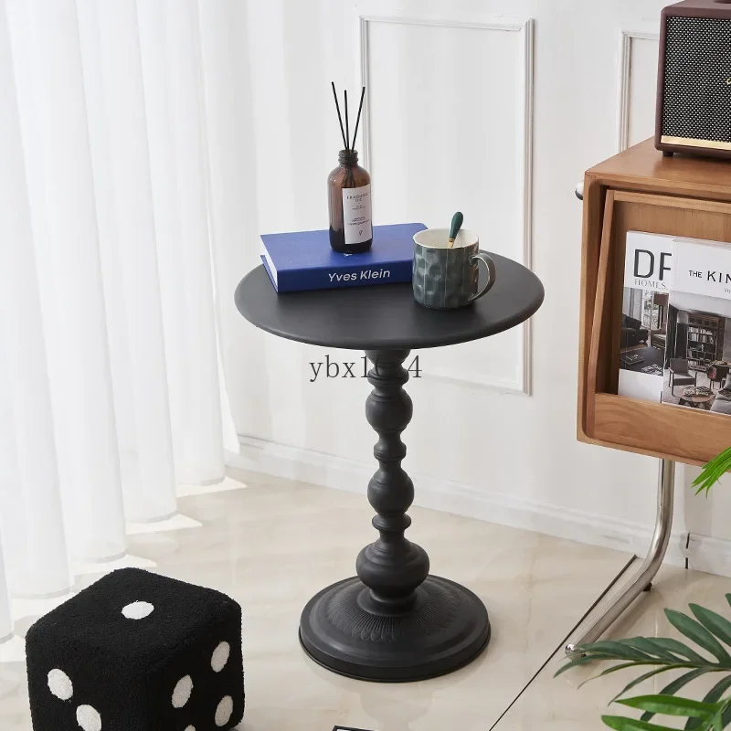 Круглый угловой столик из железа черный/белый |