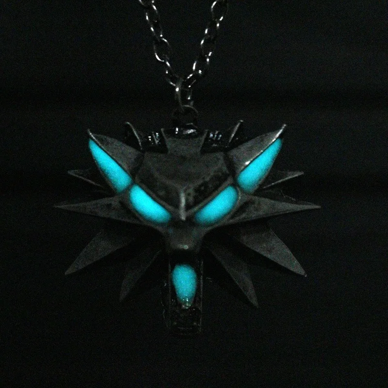 

The wicher 3: Wild hunting badge animal jewelry accessories boy. Cool retro opening luminous wolf head pendant necklace