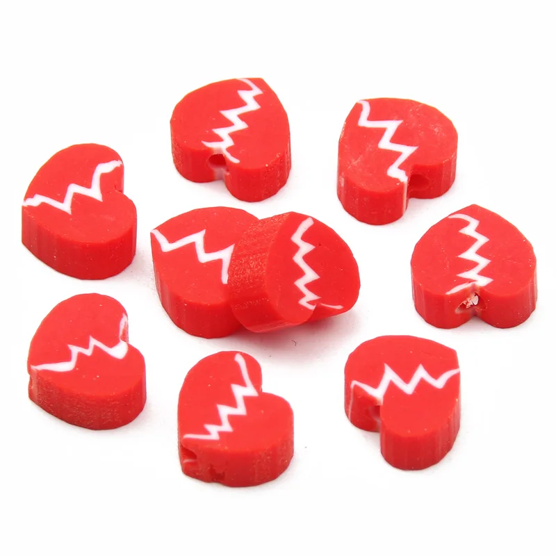 Красные плоские бусины из полимерной глины с рисунком разбитого сердца