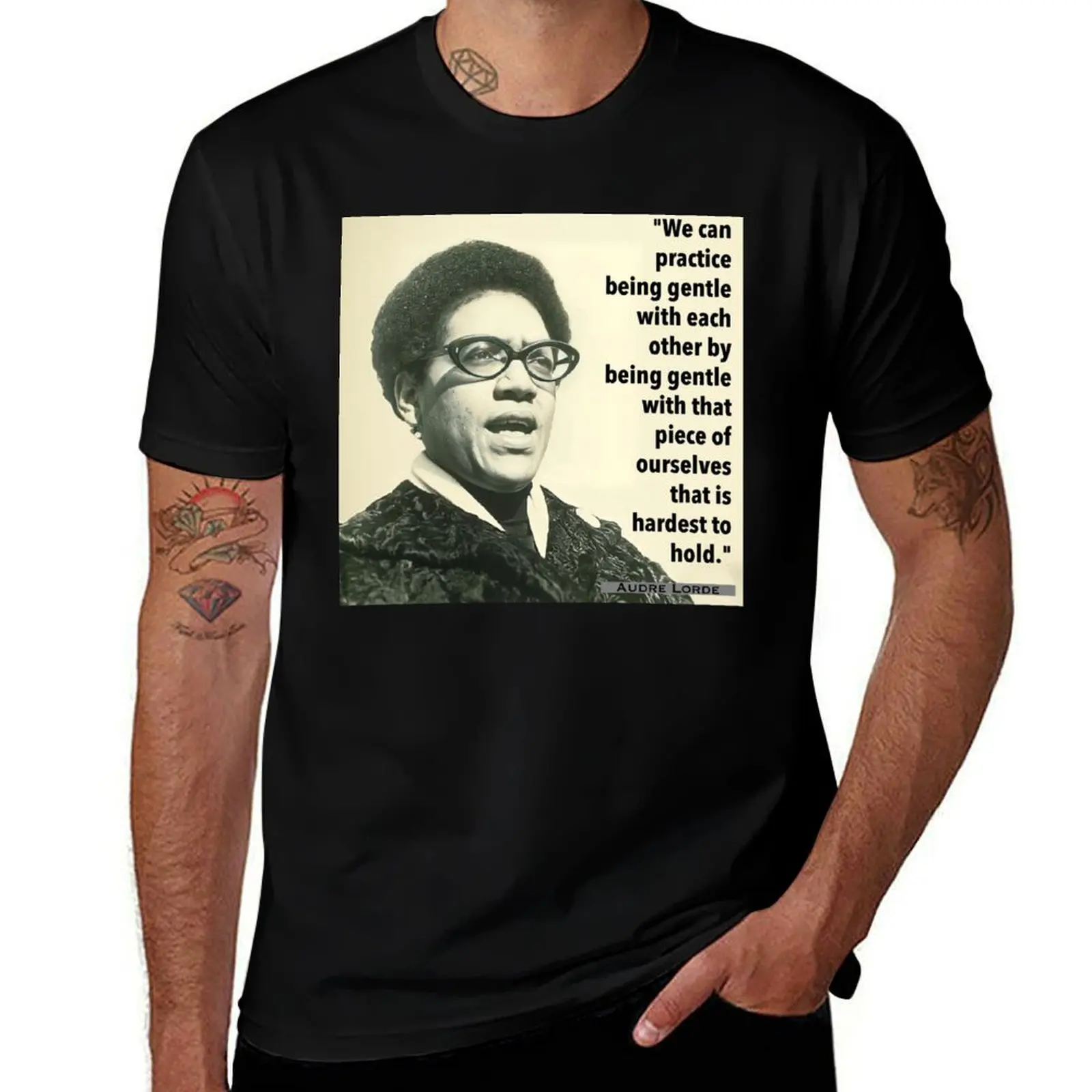 Цитата Audre Lorde Мы можем практикуємо нежном футболке черные большие размеры