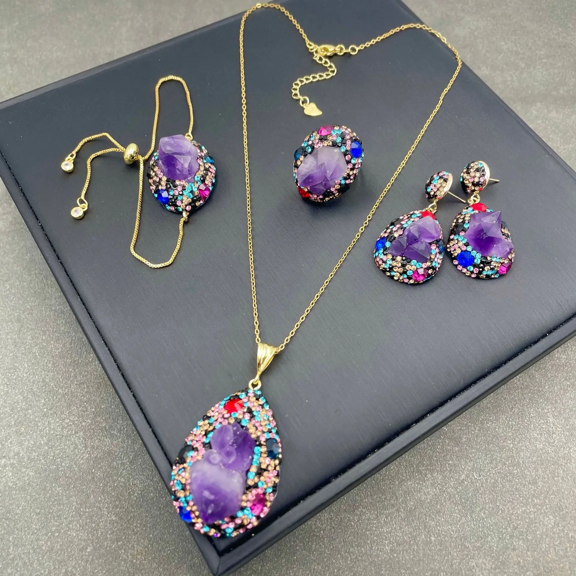 

Ретро бриллианты, украшенные ручным орнаментом