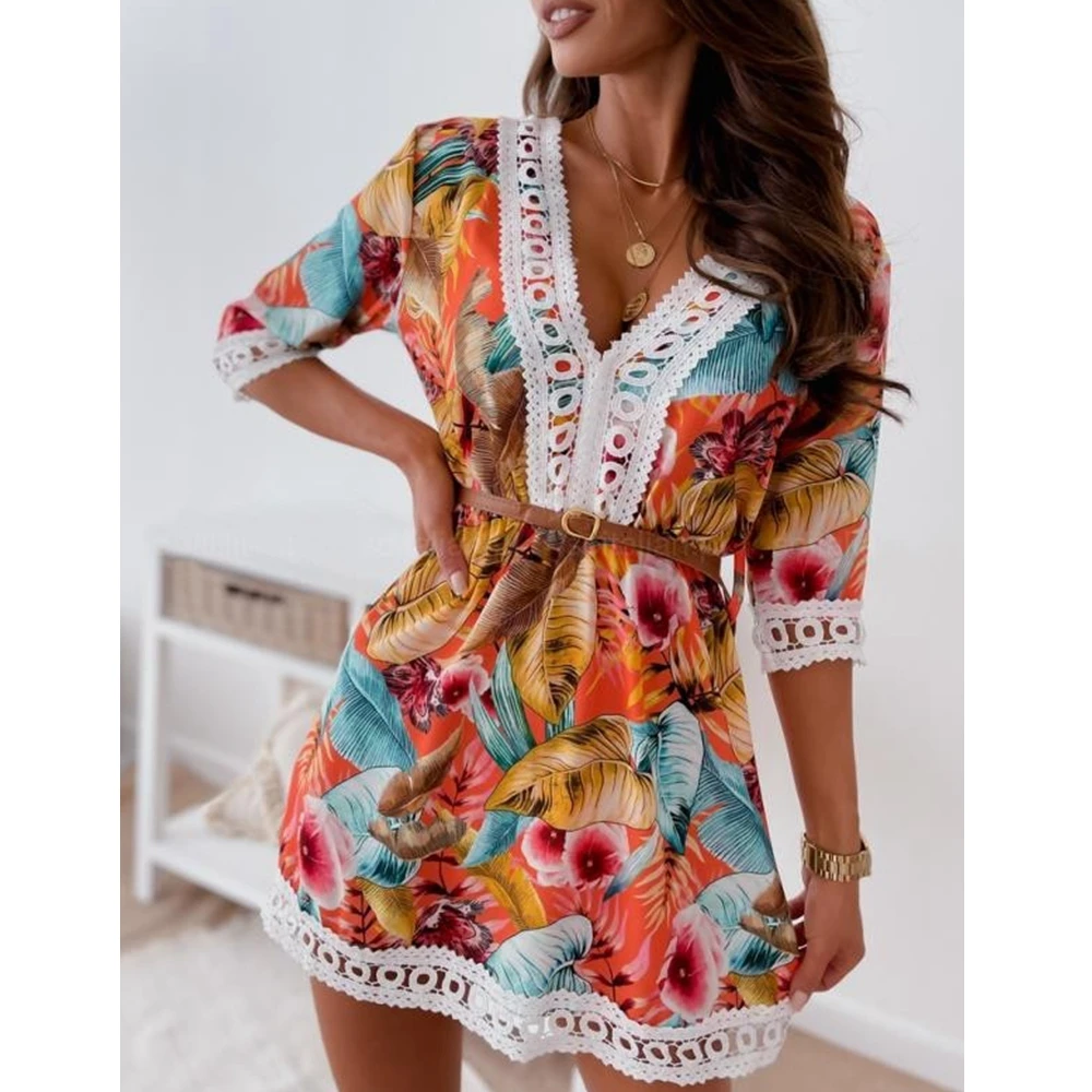 

Женское платье с V-образным вырезом, поясом и кружевом