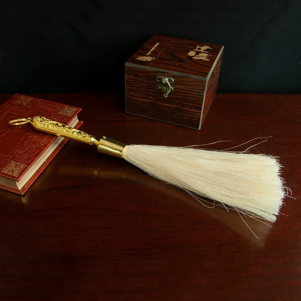 Православные священники сбрызгивают святой водой ритуальные принадлежности