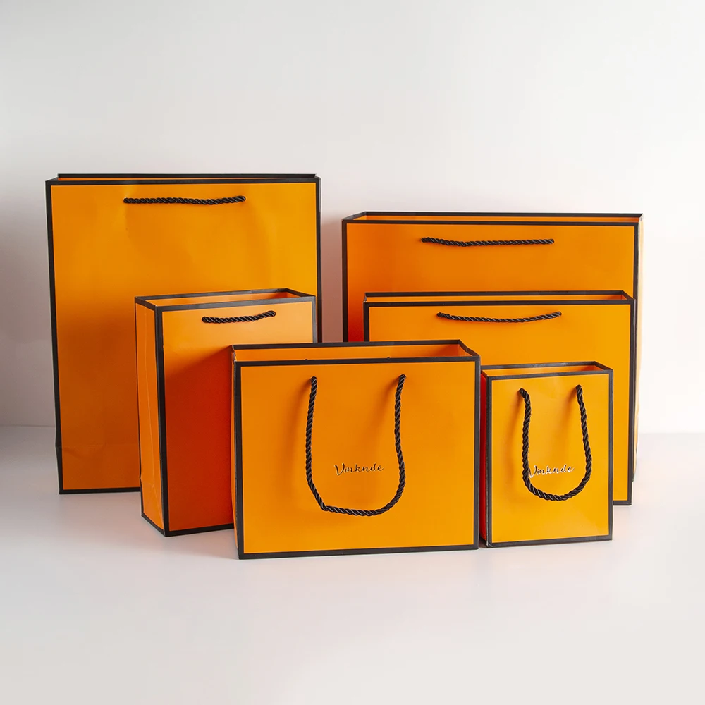 Изготовленная на заказ переработанная черно-оранжевая упаковка для одежды