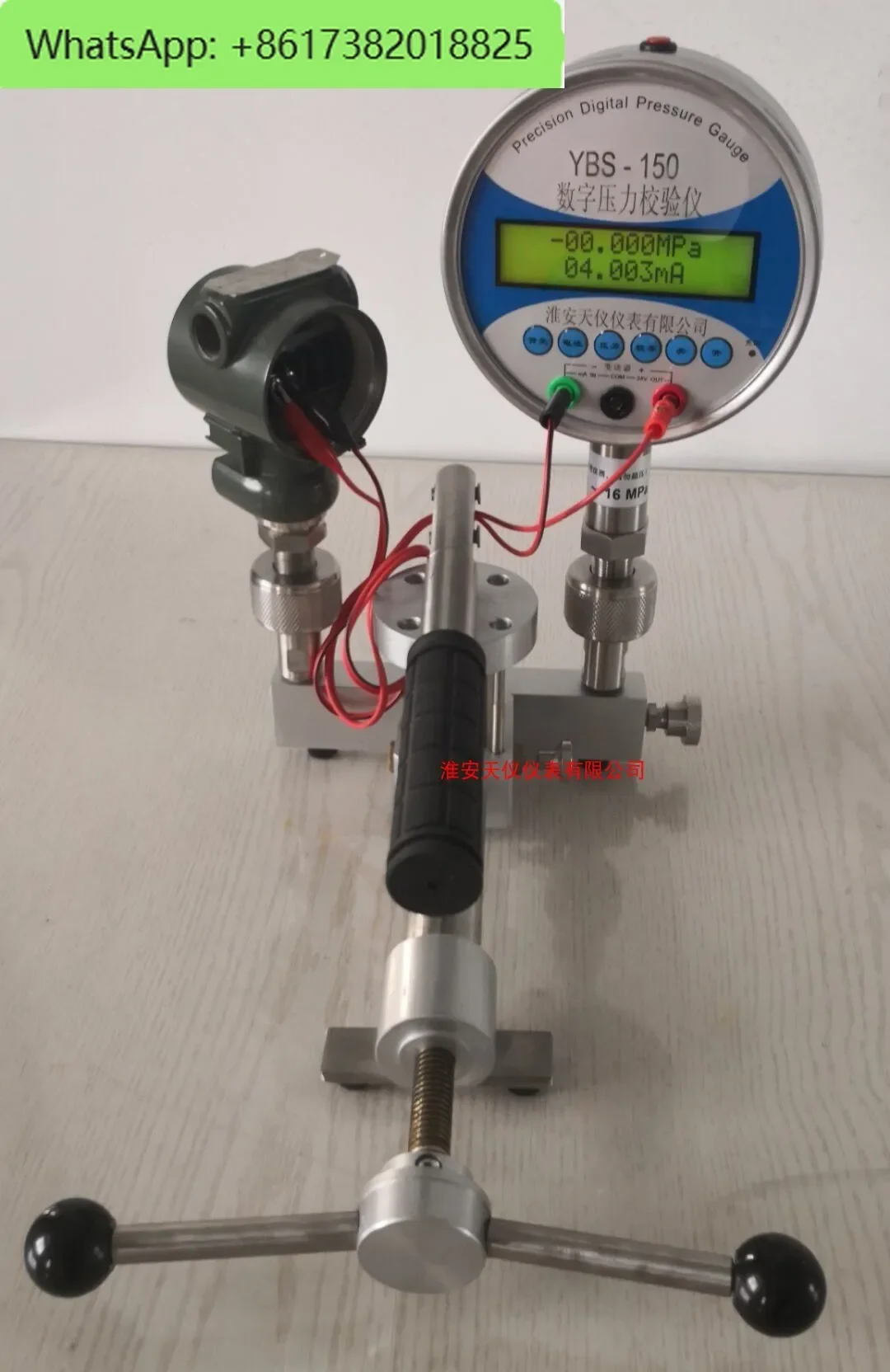 Портативный ручной насос давления с источником точного газа.