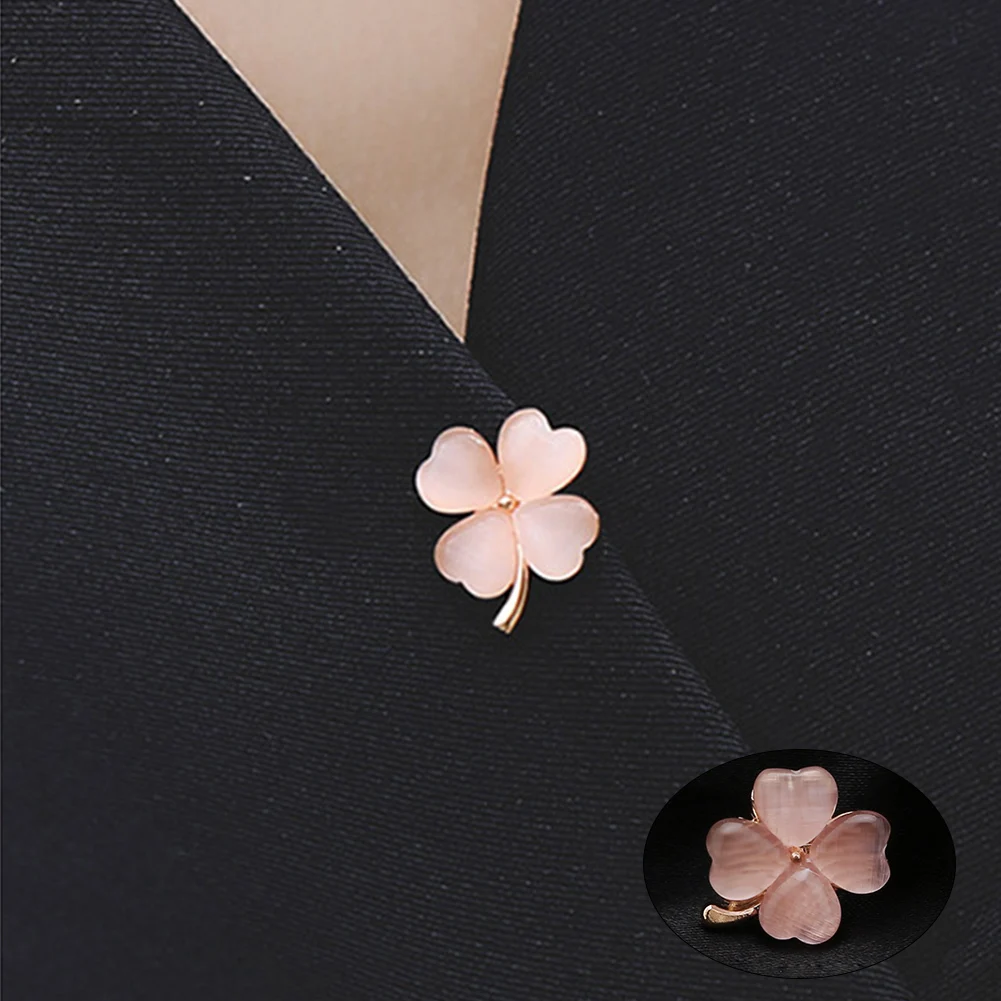 

Fashion Pins Four Leaf Clover Brooches For Women Metal Anti-glare Lapel Pin Fixed Clothes Pins Sweater Coat Clothing Accessories