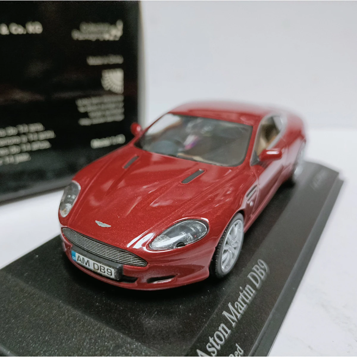 Фото Масштабная модель 1:43 из литого сплава: Aston Martin DB9 2003 года. Коллекционная классическая спортивная машина. Ностальгический сувенир, подарок для взрослых, статическая модель для демонстрации. №1