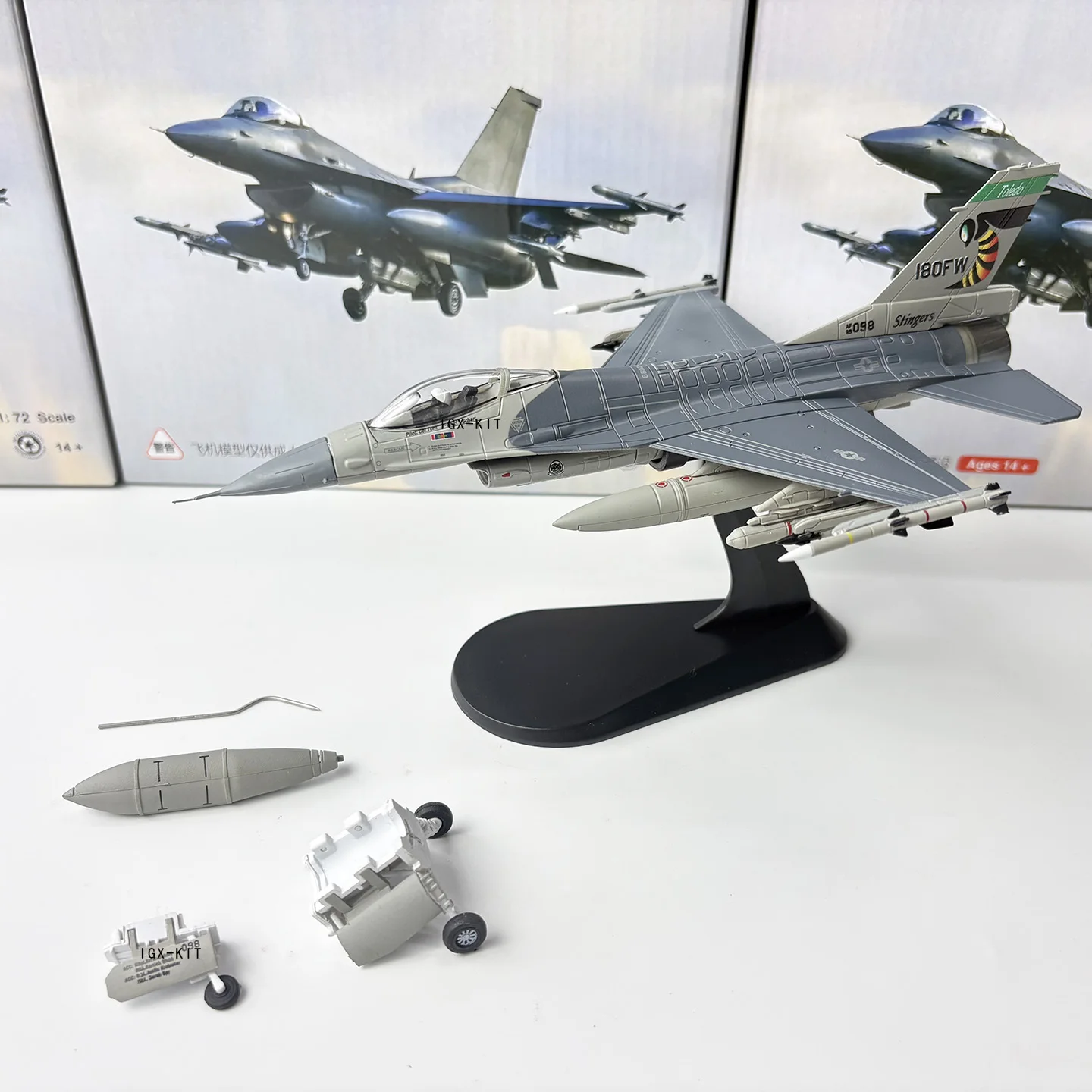 Фото Масштабная модель военного самолета F-16C ВВС США, 1/72, истребитель эскадрильи Stinger, готовая коллекционная модель из литого металла, украшение №2