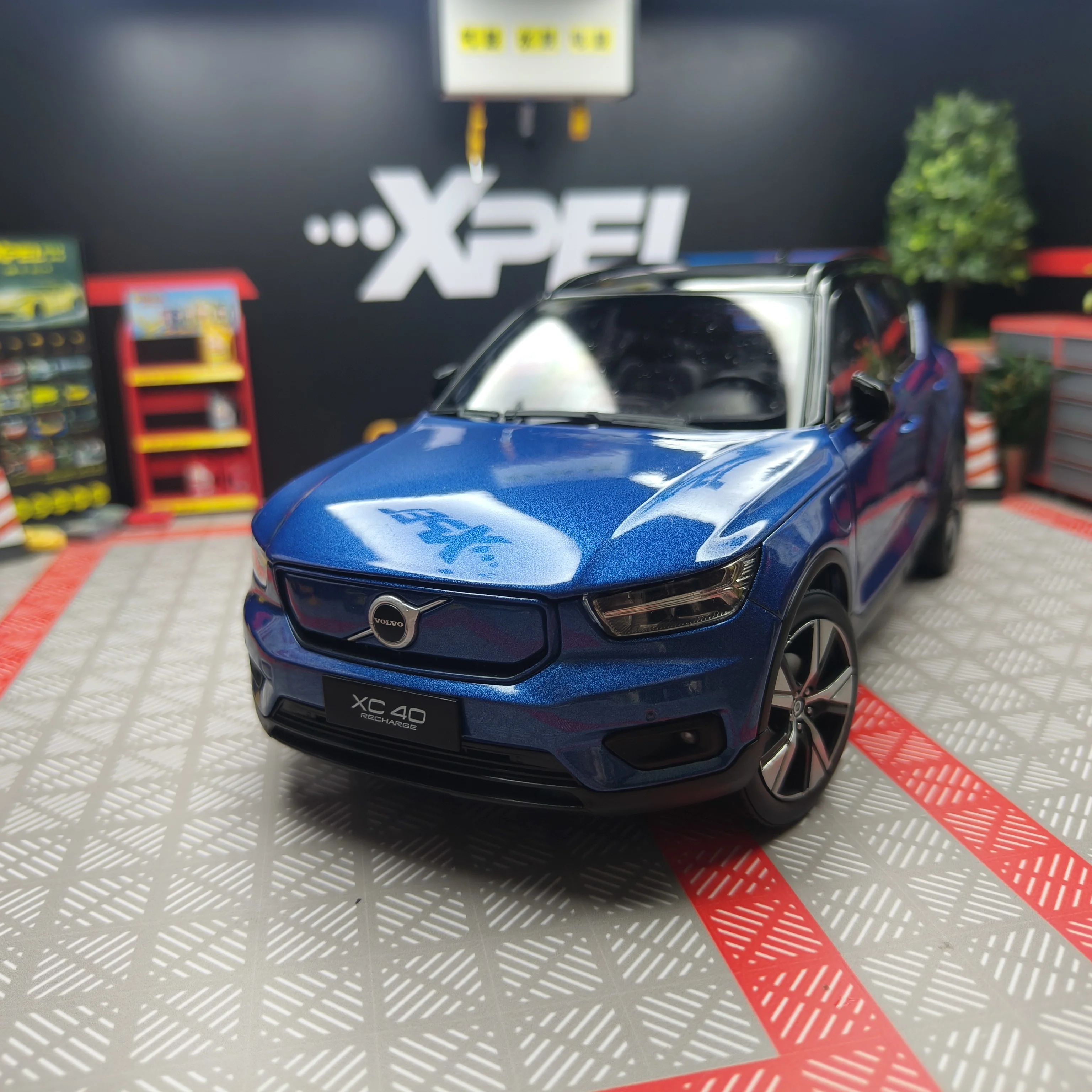 Фото Коллекционная модель автомобиля Volvo XC40 из литого металла в масштабе 1:18 с открывающимися дверями, сувенир, подарок, украшение для витрины №1