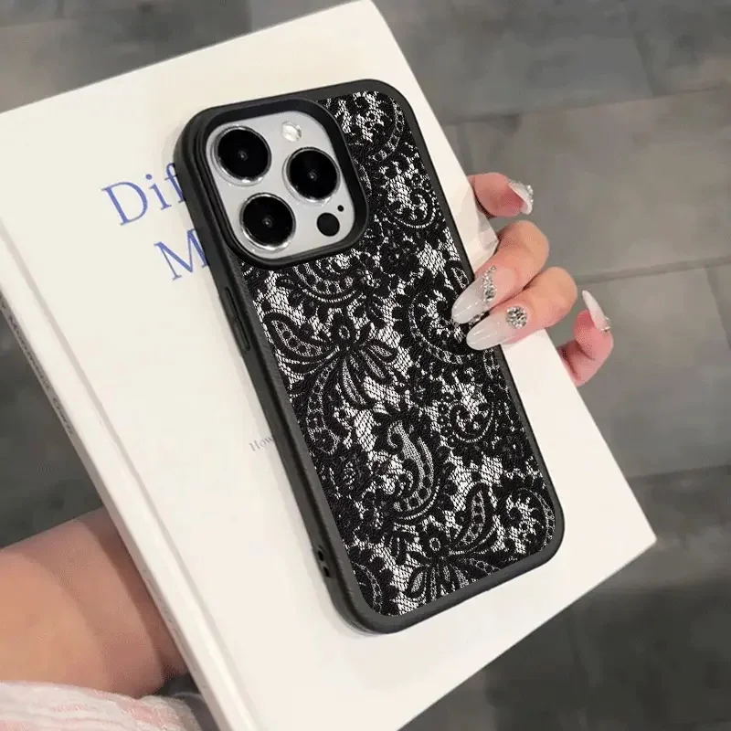 Фото Чехол с кружевным узором для iPhone 11 12 13 14 15 16 17 18 Pro Max, силиконовый, ударопрочный, с персонализированным принтом и защитой камеры. №4