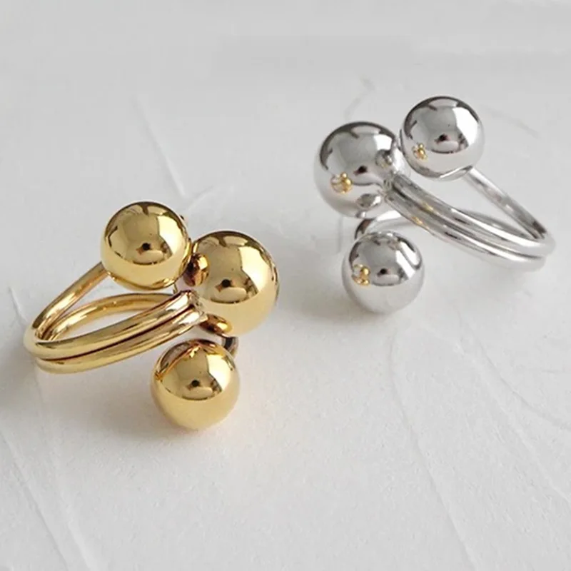 Фото Кольцо ветра, женственность, кольцо на указательный палец планеты, простая текстура, неравномерное геометрическое преувеличение №1