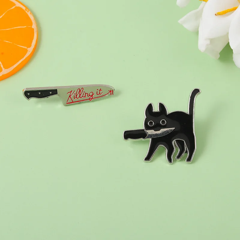 

Лаковая подвеска в виде черной кошки с ножом этот уникальный и стильный дизайн выполнен из уникальной эмалированной шпильки с подвеской
