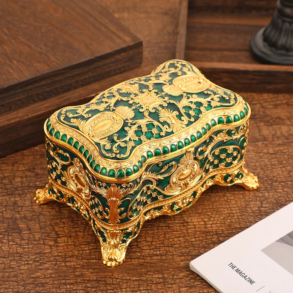 Золотая металлическая шкатулка для украшений