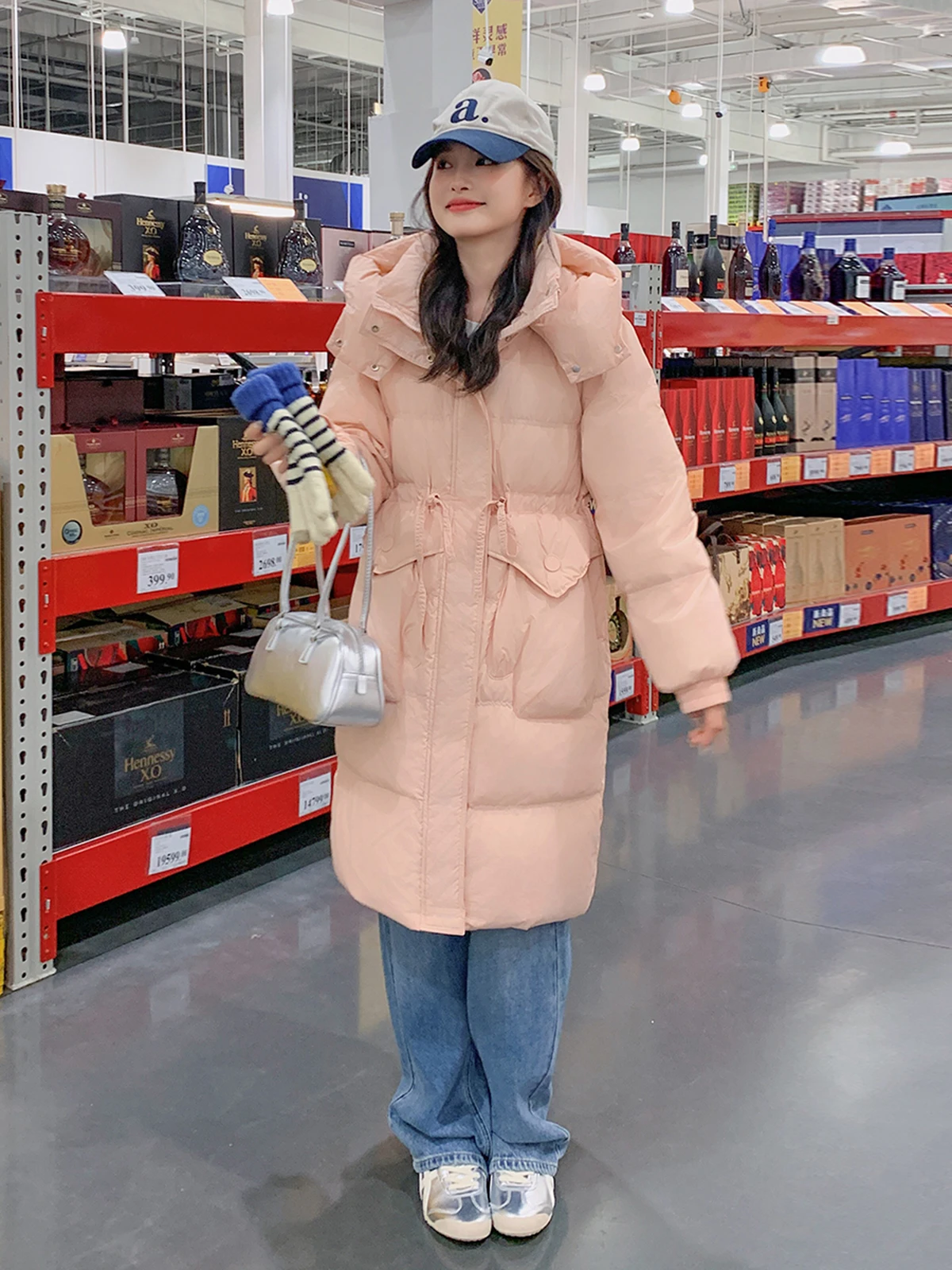 Розовый пуховик с милым капюшоном женский средней длины зима 2024 новый дизайн