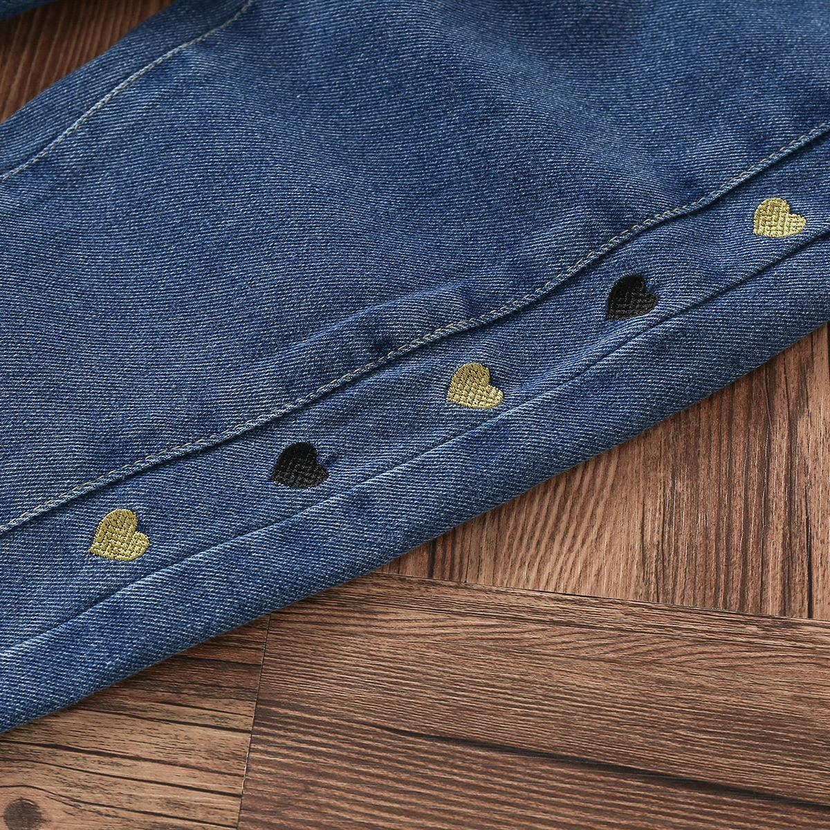 Детский костюм из блузки и джинсов с длинным рукавом |