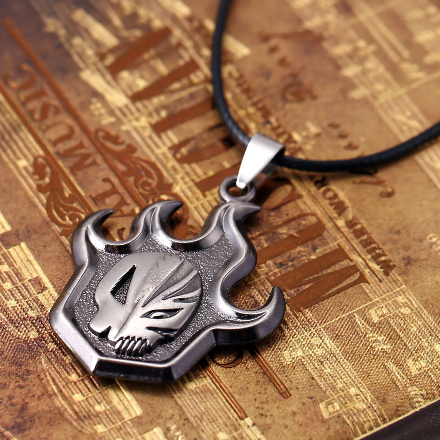 

Japanese Anime BLEACH Necklace accessories Kurosaki Ichigo Punk Flame Sign Alloy Pendant chain for Men Women Jewelry Wholesale