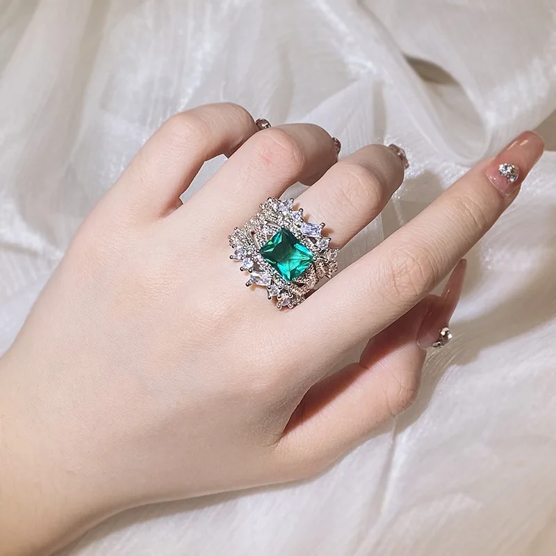 Женское прямоугольное кольцо из серебра 925 пробы с изумрудом