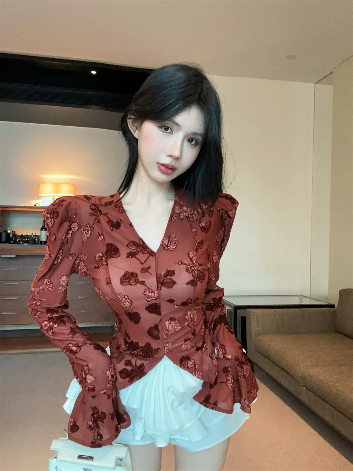 Женская жаккардовая блузка с V-образным вырезом и расклешенными рукавами