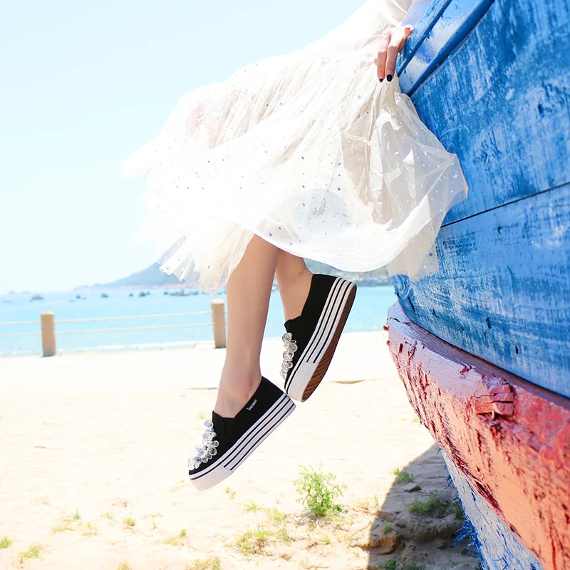 Женские холщовые кроссовки на платформе с жемчугом