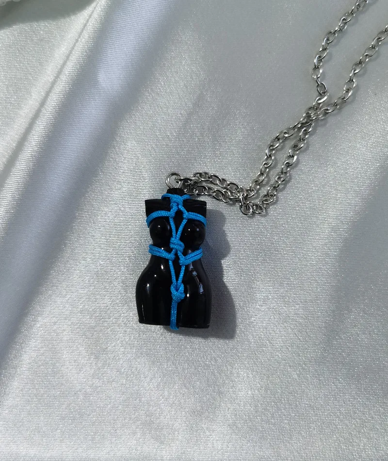 Ожерелье ручной работы с маленькой богиней шибари из эпоксидной смолы |