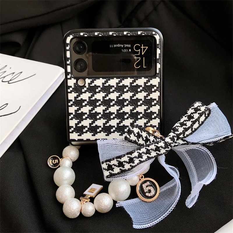 

Stylish Portable Frosted Pearl Bracelet Lace Bowknot Charm Phone Case For Samsung Galaxy Z Flip 4 3 5G Houndstooth Leather Cover