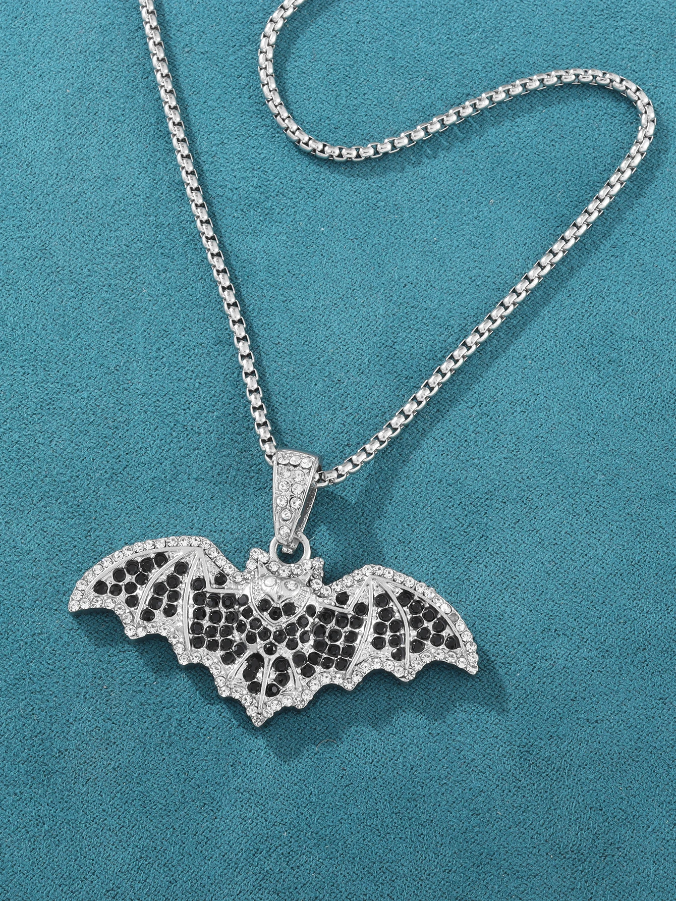 

Vintage Exquisite Shiny Inlaid Zircon Bat Pendant Necklace Men Women Hip Hop Trend Party Jewelry Gifts
