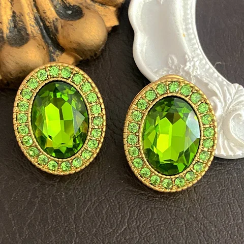 Серебряная игла в стиле ретро, инкрустированная драгоценным камнем овальной окраски, соответствует предпочтениям девушек для ежедневного ношения ювелирных изделий