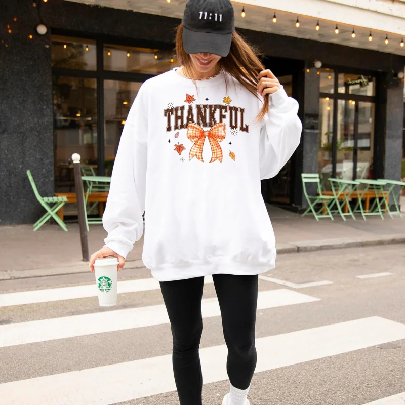 Толстовка с длинными рукавами и ярким оранжевым бантом подходящая для девочек