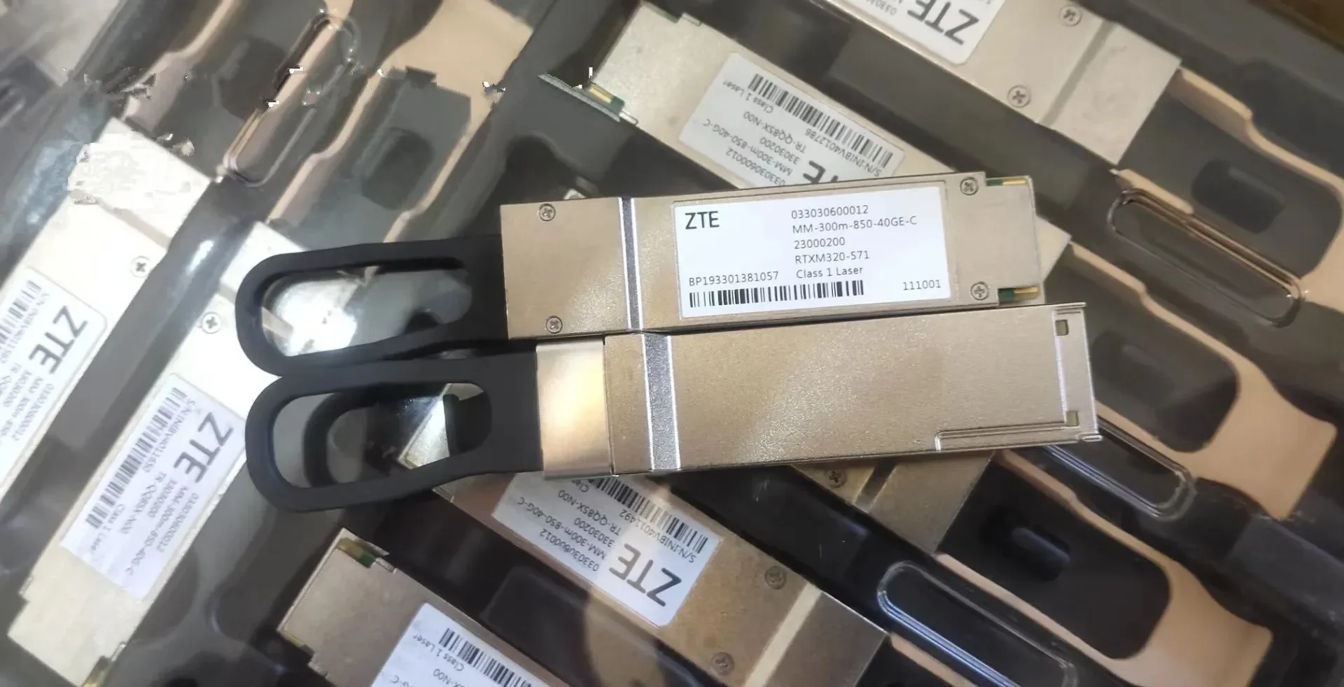 Фото Оптический трансивер Qsfp 40gb Zte 300M 033030600012 MM-300M-850-40G-C MPO 40G QSFP №2