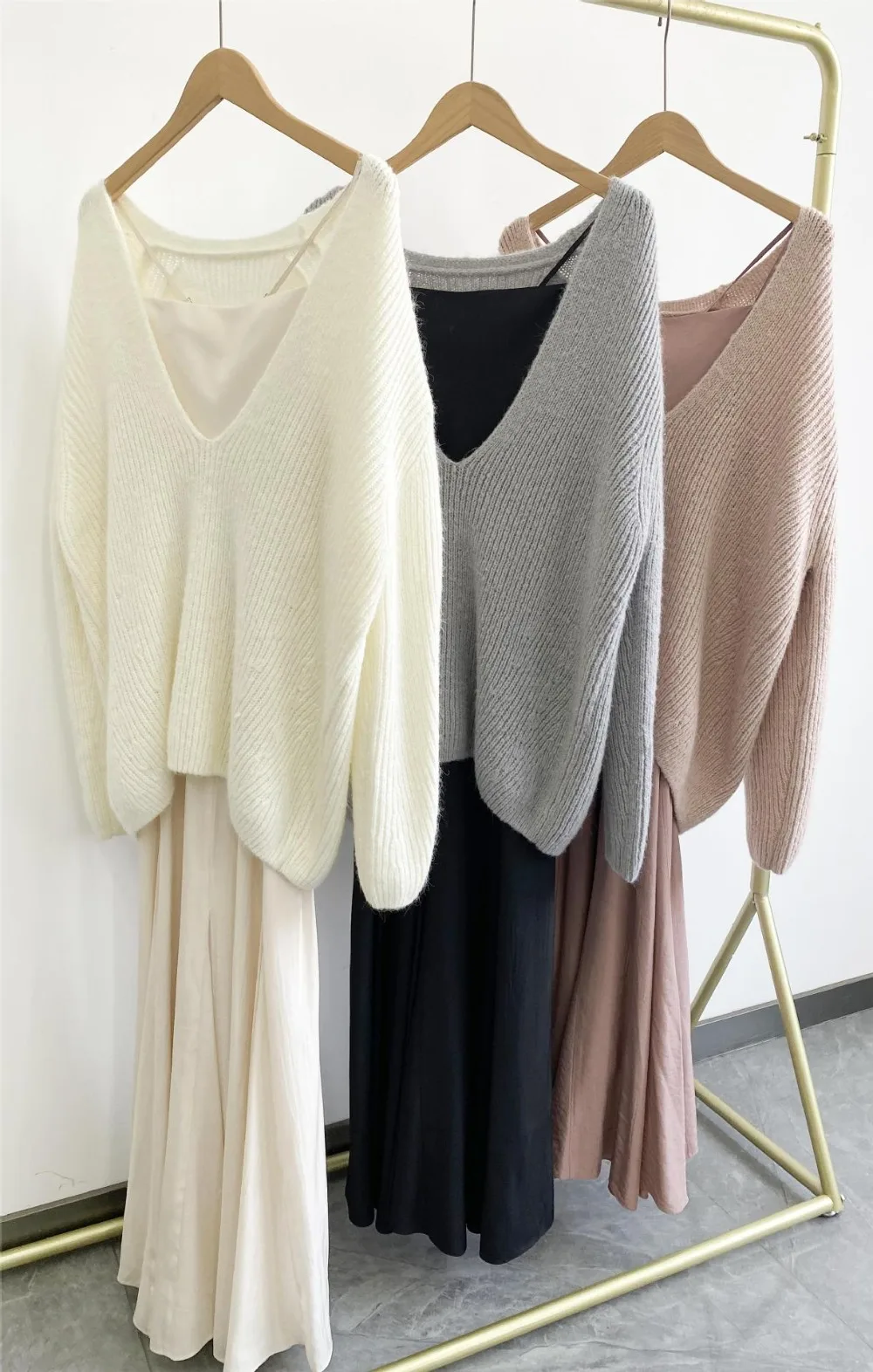 Женский костюм-джемпер с рукавами-фонариками и V-образным вырезом