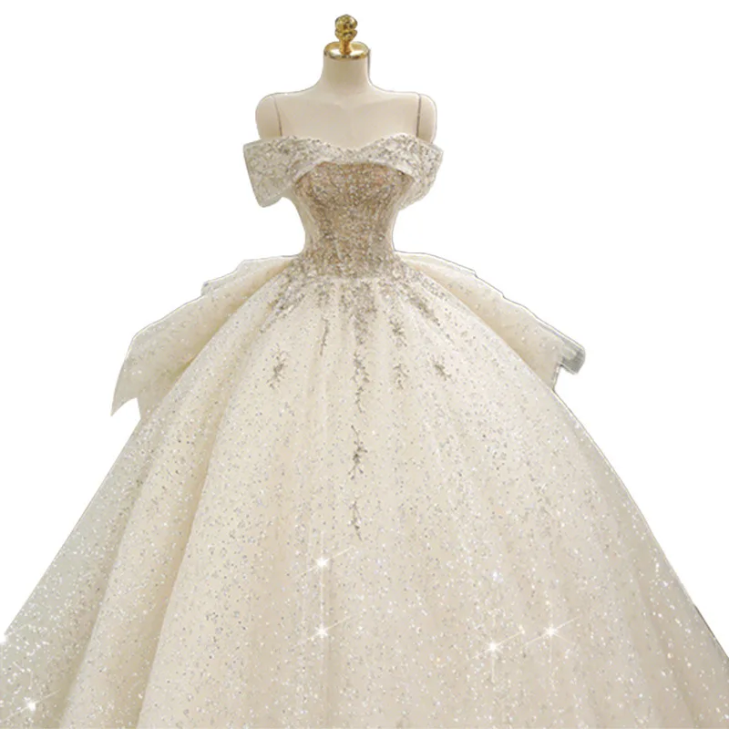 Изысканное белое свадебное платье с вырезом лодочкой без рукавов блестящее