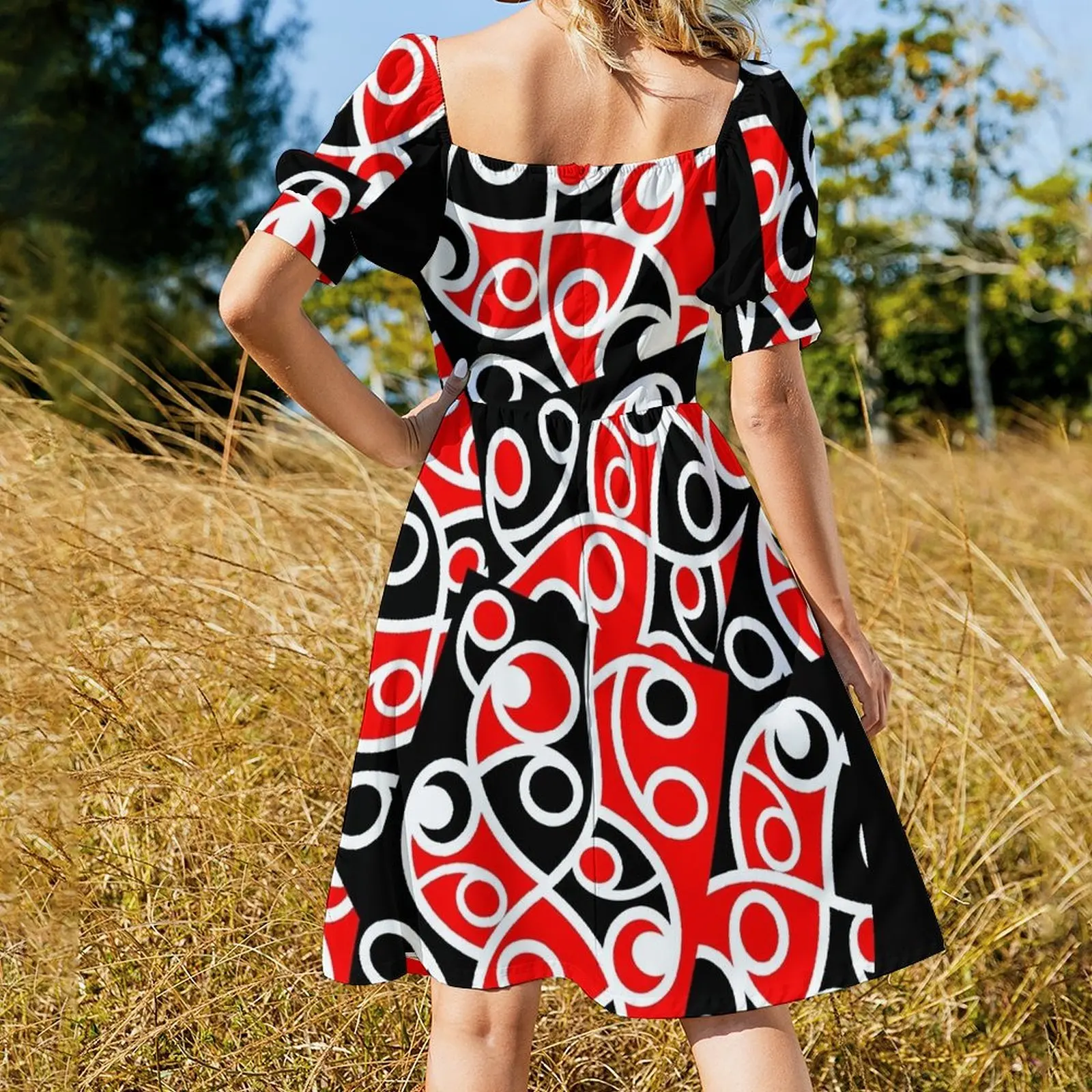 Платье Maori Kowhaihai с многослойным узором и короткими рукавами повседневные платья