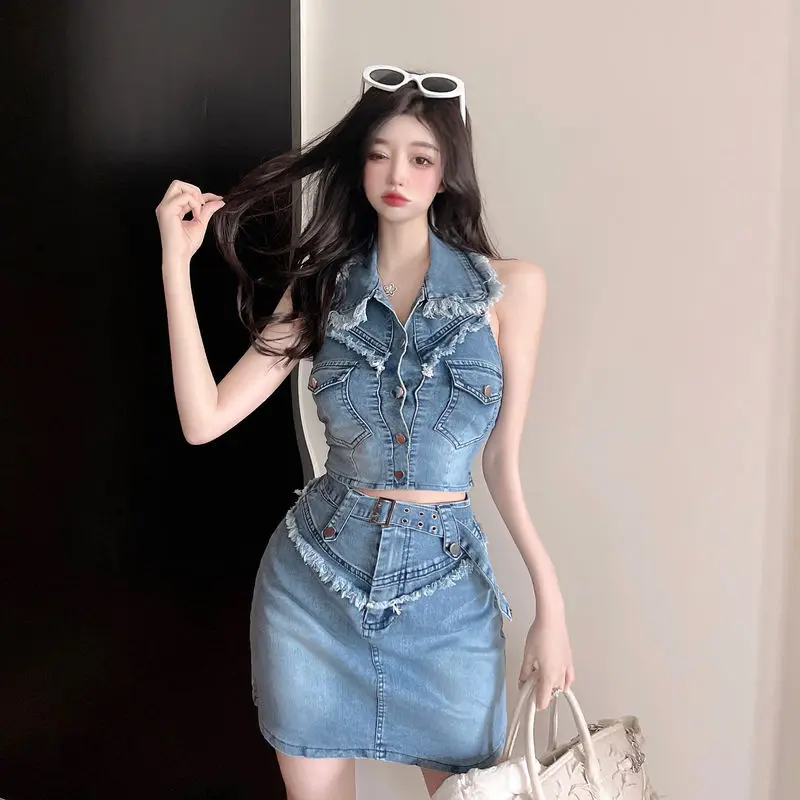 

Женская джинсовая приталенная куртка без рукавов