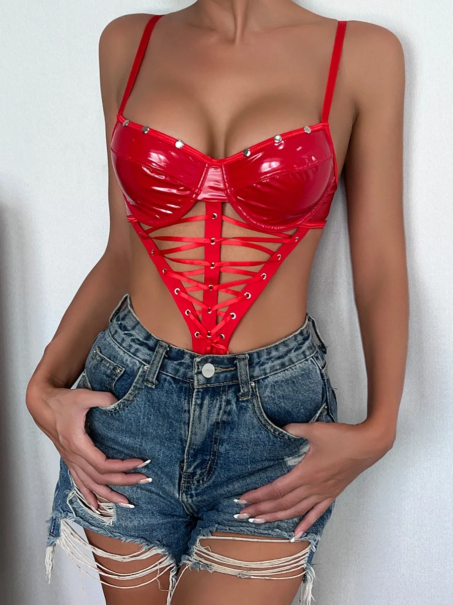 Комбинезон из искусственной кожи с заклепками и яркими бриллиантами женский