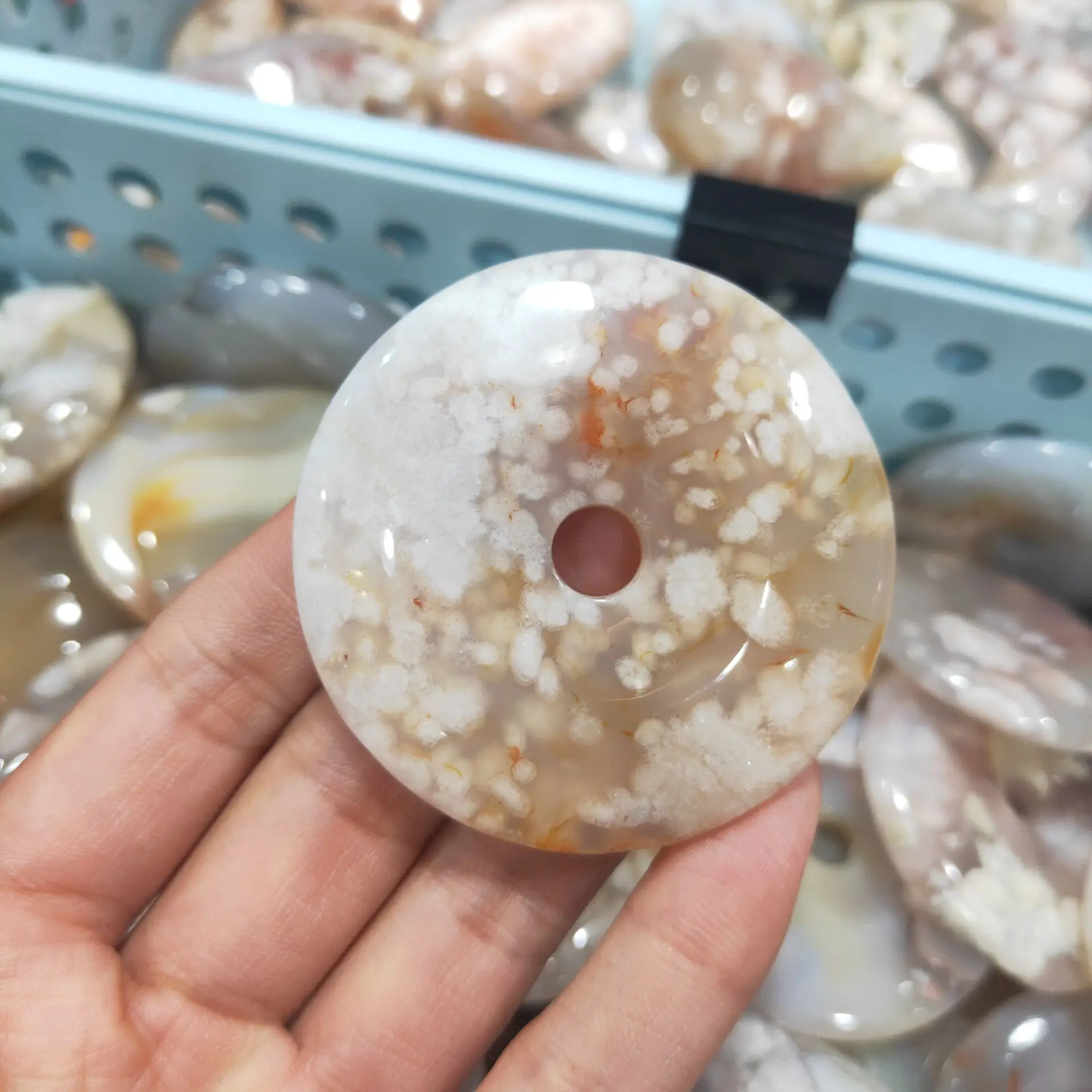 

Flower Agate Peace Buckle Donut Feng Shui Chakra Healing Reiki Quartz Stone Home Decoration Stone Handicraft Decoration Carvings
