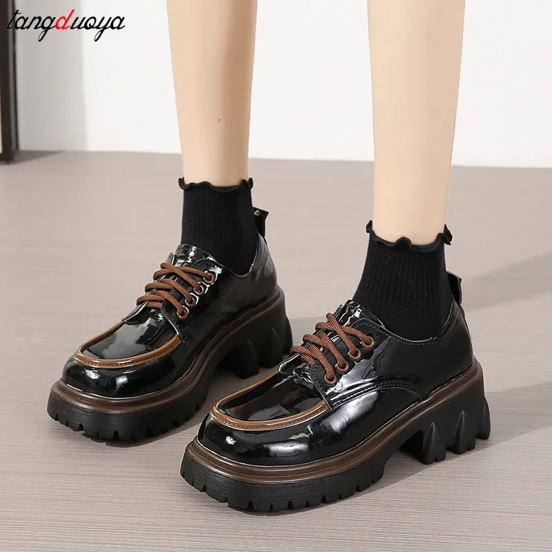 

Женские лакированные кожаные лоферы на толстой нескользящей подошве, с квадратным носком и перекрестными ремешками, универсальные модные туфли на высоком каблуке