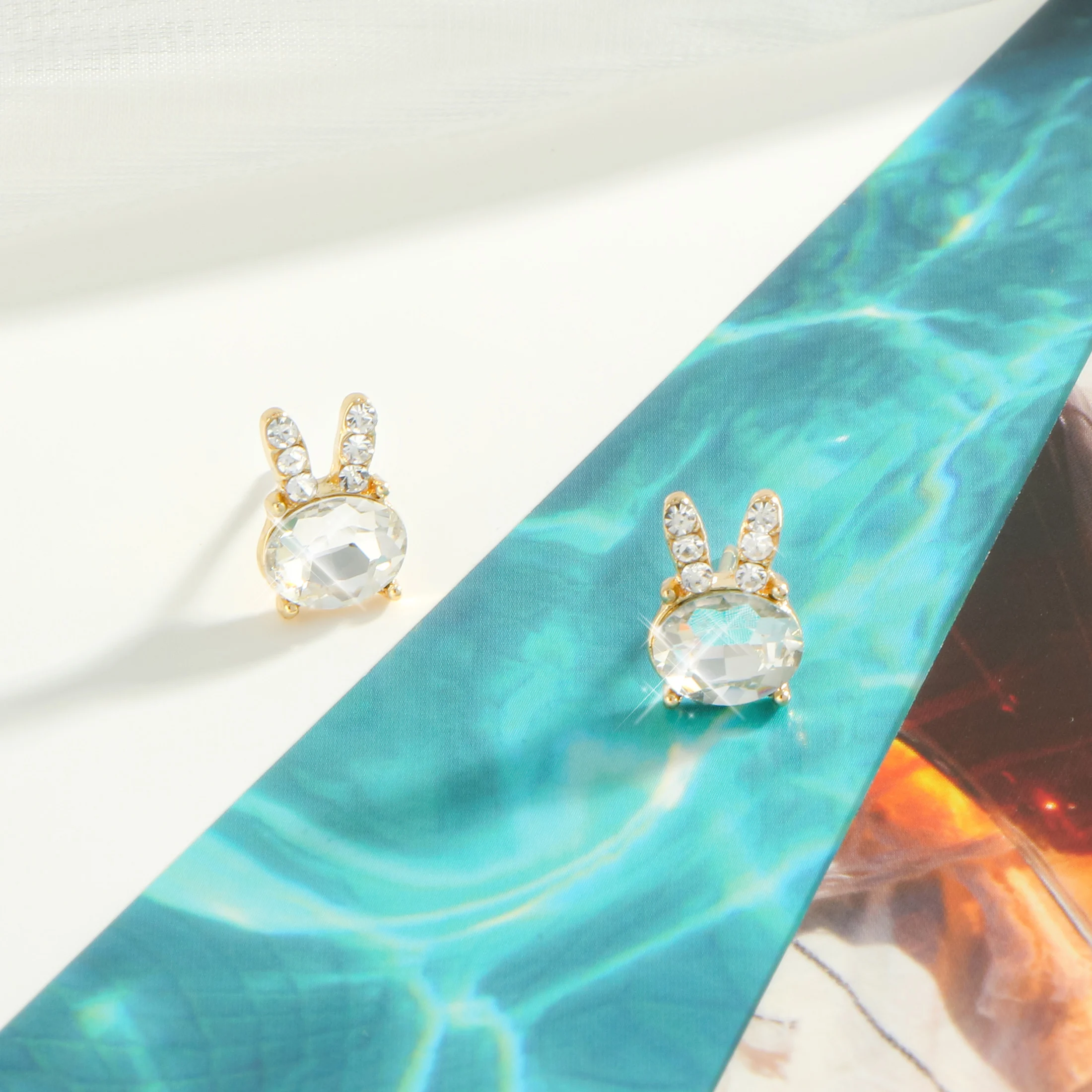 Женские серьги-гвоздики в форме кролика