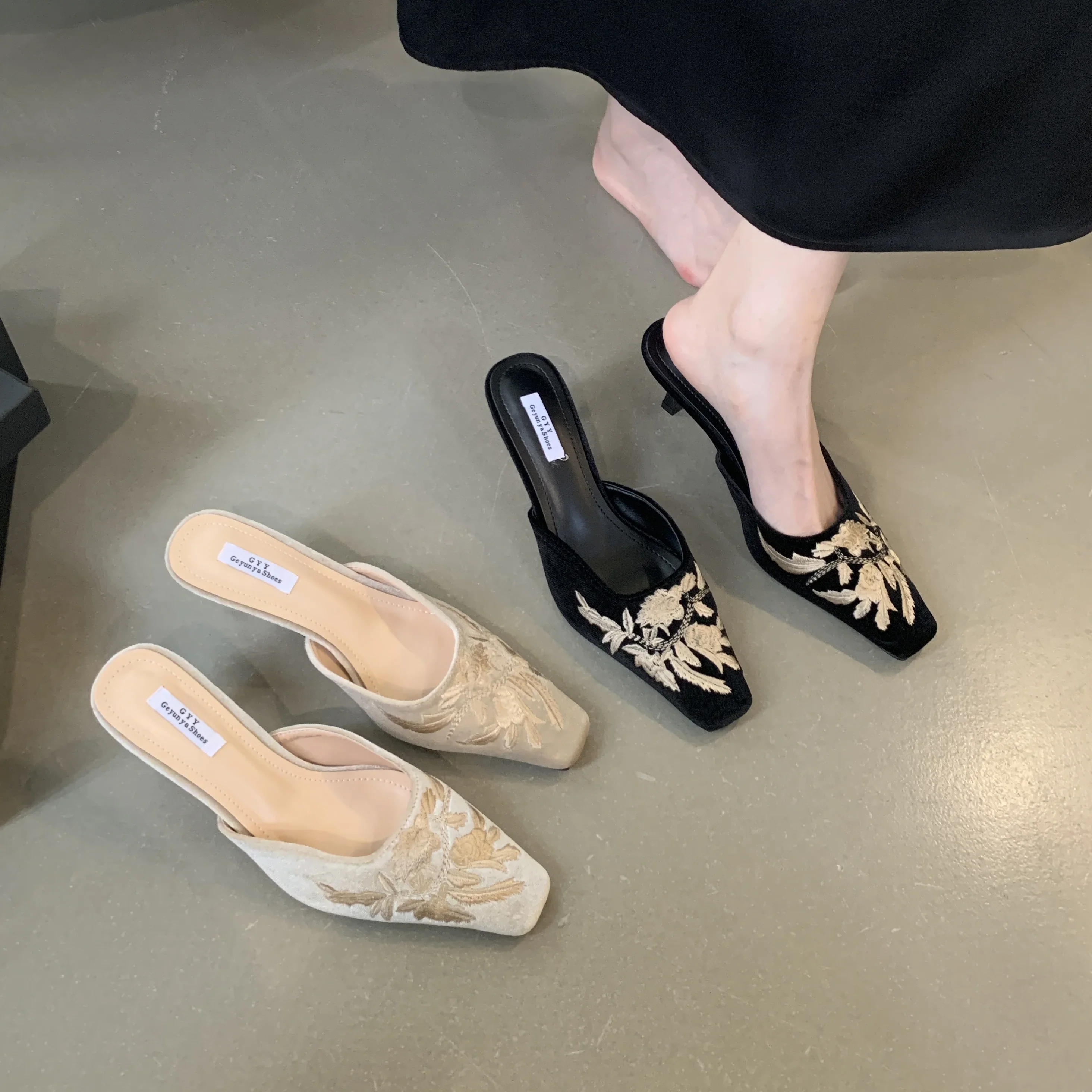 Осень 2024 модные женские замшевые тапочки на высоком каблуке с цветочной вышивкой